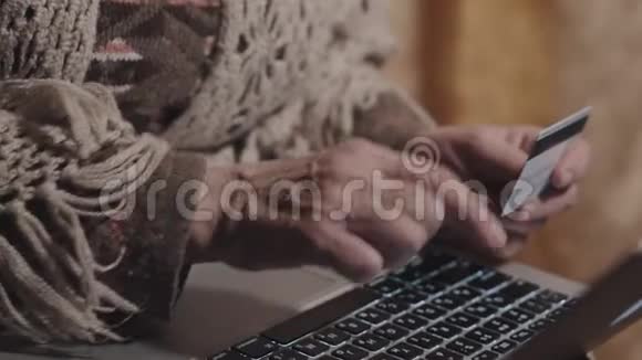 老年妇女网上银行持有信用卡视频的预览图