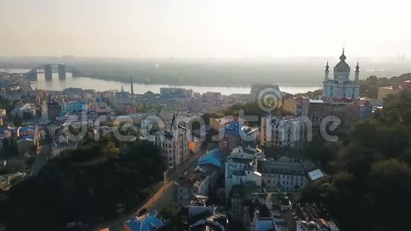 可爱的基辅乌克兰安德鲁世系老街全景空中无人机日出视野历史中心视频的预览图