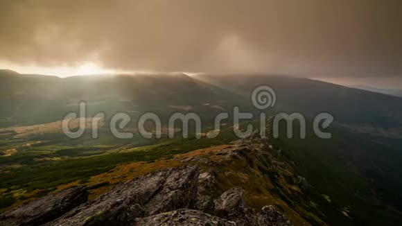 群山中的戏剧性日落太阳和薄雾视频的预览图