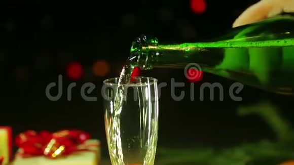男性手把香槟从瓶子里倒入玻璃杯中视频的预览图