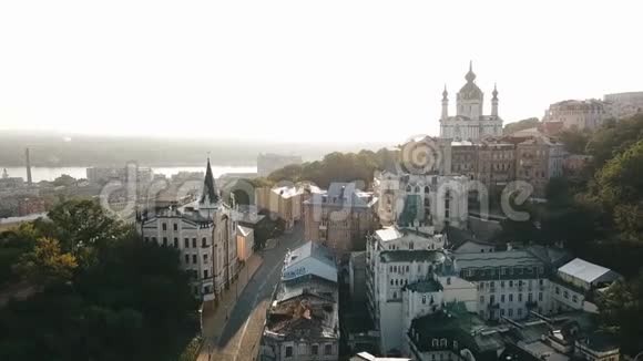 基辅乌克兰航空无人机观景AndriyivskyyDescentPodil圣安德鲁教堂Dnepr河美丽的日出视频的预览图