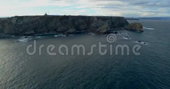 向下移动在一个一般的鸟瞰越来越接近大海与许多悬崖视频的预览图