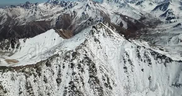 飞往雪峰满是雪的岩石视频的预览图