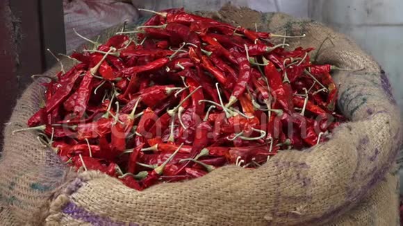 印度喀拉拉邦市场上的干辣椒视频的预览图