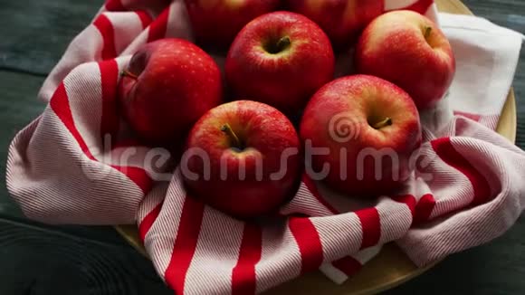 条纹毛巾上的新鲜苹果视频的预览图