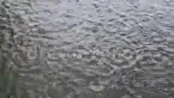 在一个阴沉的秋日雨滴掉进了脏水里从上面看到的视频的预览图