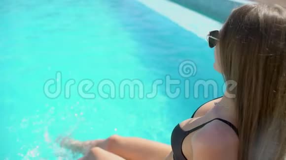 夏天美丽的年轻女子比基尼女孩在热带游泳池放松参加日光浴的女人概念视频的预览图