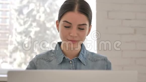小女孩在笔记本电脑上完成在线视频聊天视频的预览图