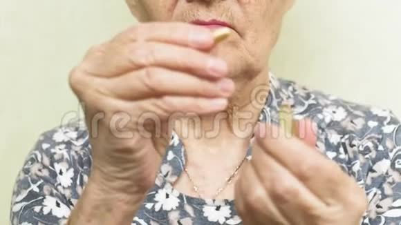 老妇人喝着药片脸贴着脸视频的预览图