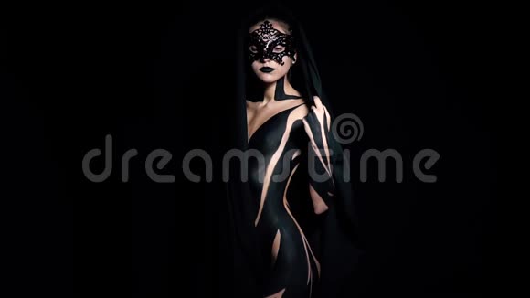 一个神秘的女人戴着面具身体上的黑色图案视频的预览图