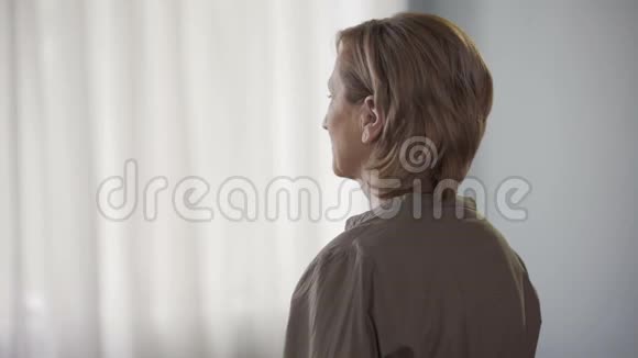 老年妇女向后站立揉着脖子和肩膀肌肉僵硬视频的预览图