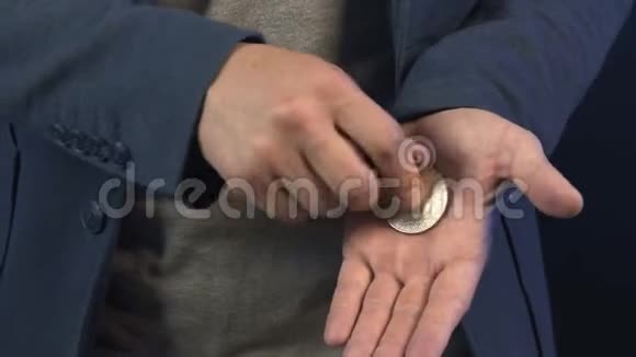 表演者用硬币表演魔术视频的预览图