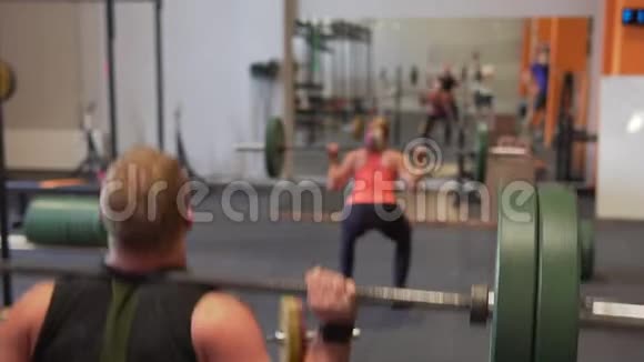 健身者在健身房做背蹲运动视频的预览图