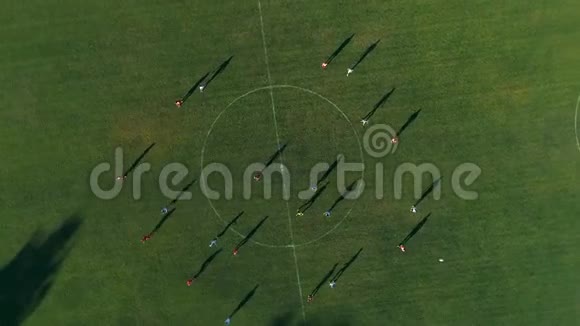 空中无人机镜头在现场旋转射击中飞过足球运动员视频的预览图