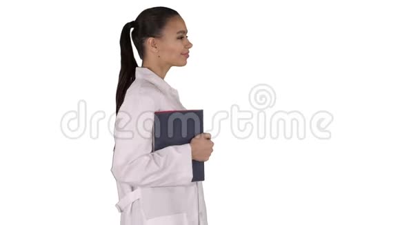 幸福微笑的女医生走着拿着笔记本或文件在白色的背景上视频的预览图