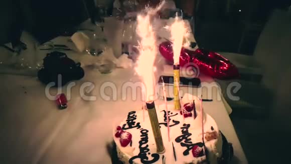 在生日蛋糕上燃烧火花写着生日快乐生日快乐火花像烟火一样燃烧快乐视频的预览图