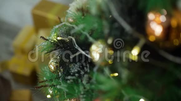 圣诞树和装饰品的特写镜头视频的预览图