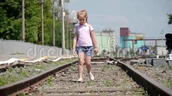 走在铁路上的小女孩视频的预览图