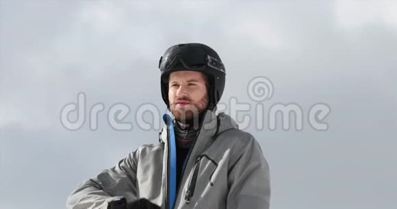 戴头盔的人准备滑雪用软壳外套登山滑雪活动滑雪者冬季运动视频的预览图
