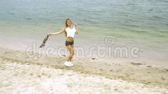 可爱的金发女郎在海滨跑步视频的预览图