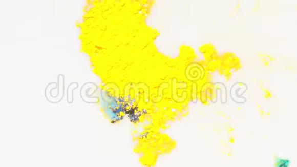 特写彩色污渍上的白色液体和多色图案牛奶里有黄色的食物颜色视频的预览图