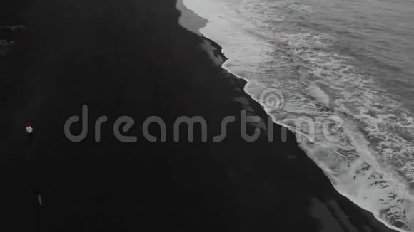 冰岛黑沙滩海浪冲击的空中镜头视频的预览图
