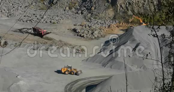 采石场内的水流采石场内的重型机械视频的预览图
