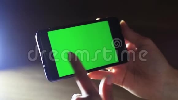 女孩手拿着一部绿色屏幕的手机Hroma键视频的预览图