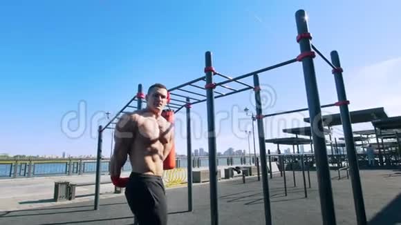 肌肉健美运动员训练户外男子在锻炼时摆出肌肉的姿势视频的预览图