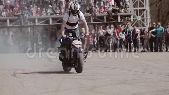 摩托车特技表演中摩托车手的特写镜头视频的预览图