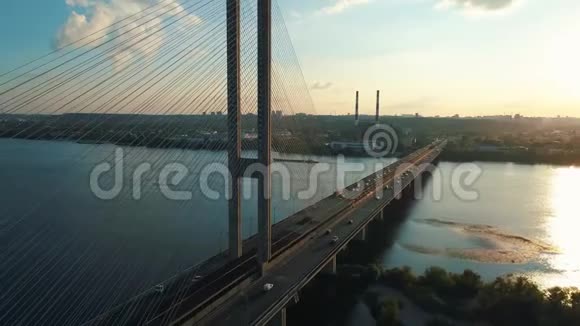 空中无人机镜头日落时分在基辅的南桥上倒飞视频的预览图