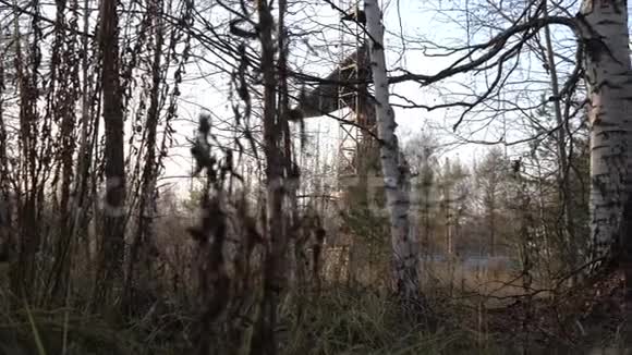 在森林中央的一个老基地有一个大的旧雷达视频的预览图