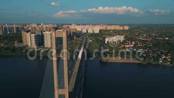 空中无人机镜头在基辅南桥附近飞行日落时左侧海岸视频的预览图