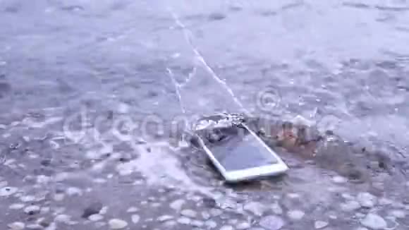 智能手机掉在海水里视频的预览图