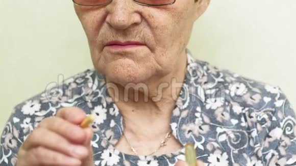 老妇人喝着药片脸贴着脸视频的预览图