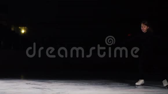 一个职业女性一个花样滑冰选手在花样滑冰比赛中穿着黑色套装突然进入画面停留视频的预览图