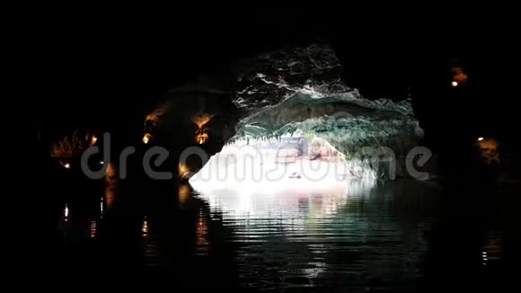 这艘船正在穿越土耳其的阿尔丁巴萨克洞穴时航行有美丽灯光的洞穴湖视频的预览图