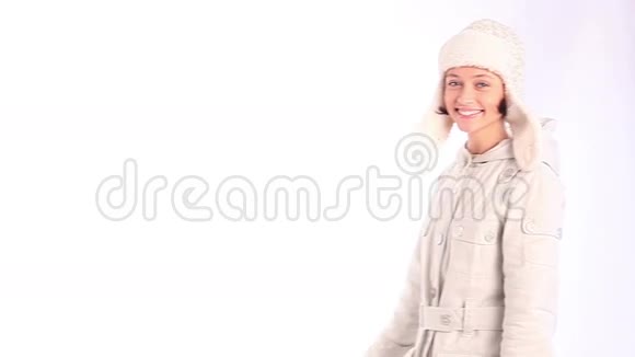 穿冬装的女人视频的预览图