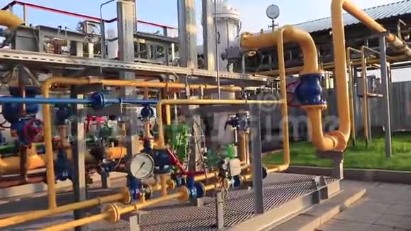气生产加工厂带有压力表和阀门的管道系统视频的预览图