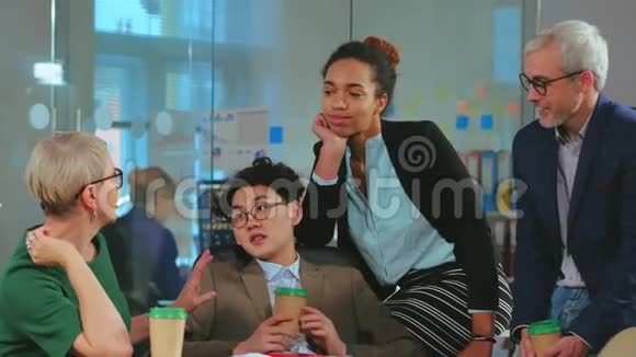 在办公室休息时间快乐的混合种族工作团队视频的预览图