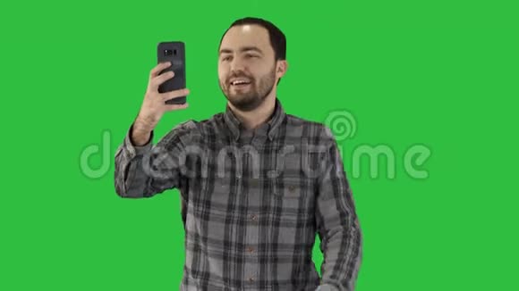 长胡子的男人在绿色屏幕上自拍色度键视频的预览图