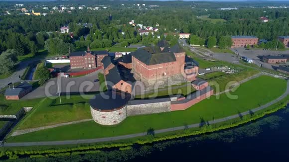 瓦纳哈维西湖畔的老堡垒监狱的景色Hmeenlinna航空视频视频的预览图