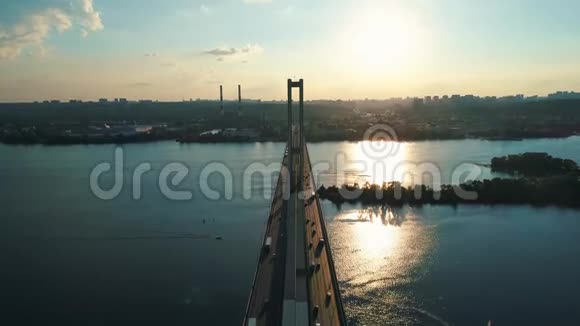 空中无人驾驶飞机的镜头飞越基辅的南桥对称射击视频的预览图