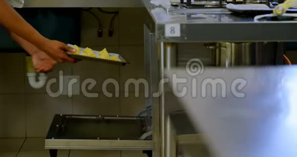 厨师将一盘曲奇放入烤箱4k视频的预览图