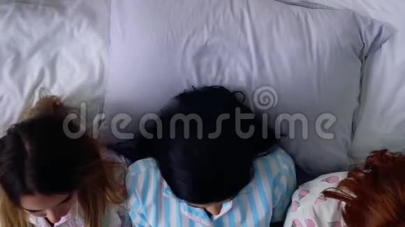 顶景三个漂亮的女朋友穿着可爱的睡衣睡在一张舒适的床上回忆着童年爱视频的预览图