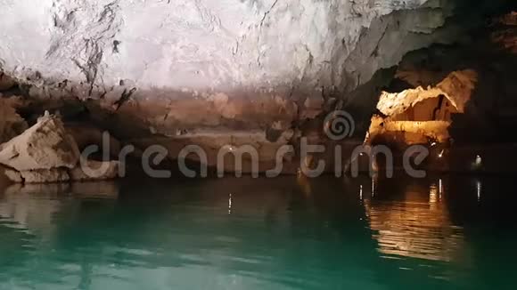 船在土耳其阿尔丁巴萨克的山洞中航行有美丽灯光的洞穴湖视频的预览图