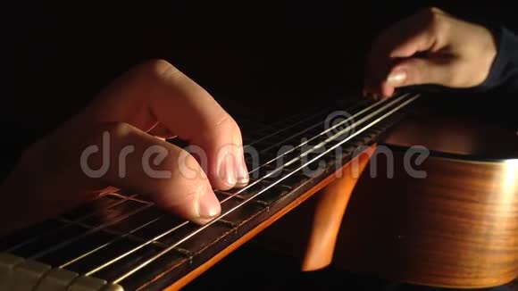 古典吉他演奏从上面看视频的预览图