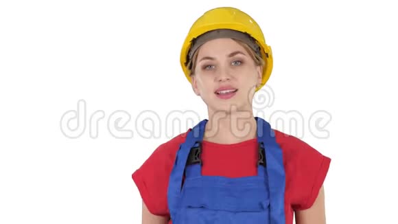 微笑的建筑工人妇女站着变换姿势双手双手放在臀部双手放在白色口袋里视频的预览图