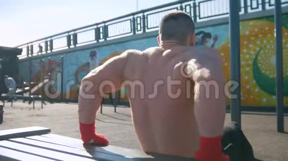 肌肉男有力量训练户外推UPS从运动板凳视频的预览图