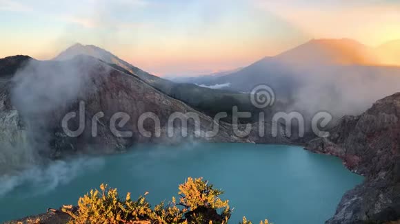 印度尼西亚东爪哇的卡瓦伊根火山顶部美丽的日出视频的预览图